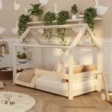 Chambre bébé paisible avec un lit en bois, des plantes vertes apportant une touche de nature et des décorations douces.