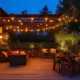 Une terrasse de rêve illuminée par des guirlandes lumineuses. Une belle idée éclairage terrasse pour des soirées conviviales.