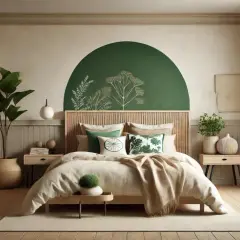 Une chambre parentale apaisante avec un mur vert orné de motifs végétaux. La décoration chambre parentale est complétée par des plantes et des coussins naturels.