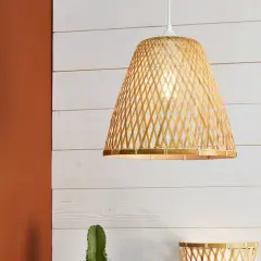 Un lustre pour couloir d'appartement en bambou tressé, apportant une touche naturelle et chaleureuse à votre intérieur.