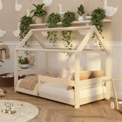 Chambre bébé paisible avec un lit en bois, des plantes vertes apportant une touche de nature et des décorations douces.