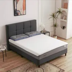 Un lit moderne avec un matelas hybride, idéal pour savoir quel sommier pour matelas hybride choisir.
