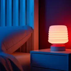 Lampe de chevet diffusant une lumière douce, idéale pour une ambiance relaxante. Combien de lumen par m2 chambre pour un sommeil paisible ?