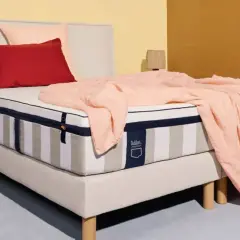 Un matelas à ressorts ensachés, avec sa couverture rose pâle, peut sembler idéal, mais il y a des inconvénients à considérer.