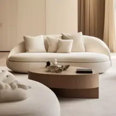 Un salon japandi épuré avec un canapé blanc incurvé, une table basse en bois et des touches de décoration naturelle.