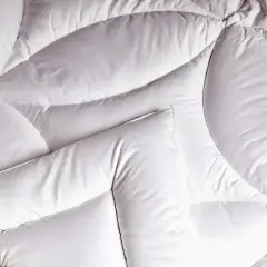 Un édredon blanc, doux et matelassé, prêt à vous envelopper de chaleur. C'est quoi un édredon ? C'est ce confort douillet.