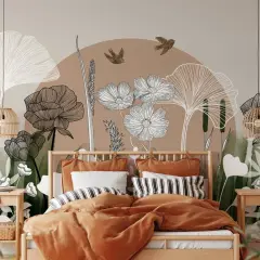Une chambre romantique moderne avec une fresque murale botanique. Le lit est paré de linge de lit ocre et de coussins rayés.