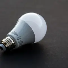 Ampoule LED blanche, douce et confortable pour les yeux, posée sur fond sombre.