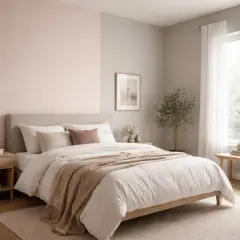 Douce deco chambre rose poudré et blanc, avec un lit confortable, une table de chevet en bois et une grande fenêtre lumineuse.