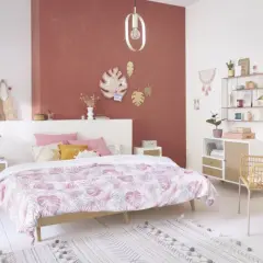 Chambre rose et vert adulte, avec un lit douillet, des touches végétales et une décoration murale tendance.