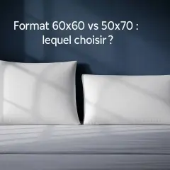 Deux oreillers blancs, un carré (60x60) et un rectangulaire (50x70), sur un lit. Lequel choisir pour un sommeil parfait ?