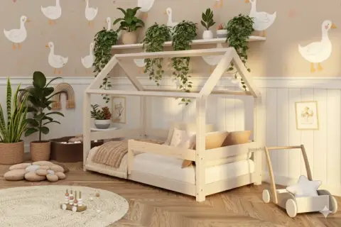 Chambre bébé paisible avec un lit en bois, des plantes vertes apportant une touche de nature et des décorations douces.