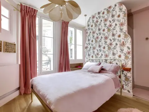Chambre rose poudré et bois - L'équilibre parfait ?