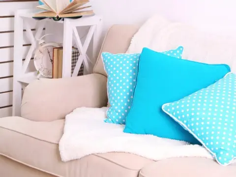 Plaid sur canapé - Les 4 placements élégants pour un salon cosy