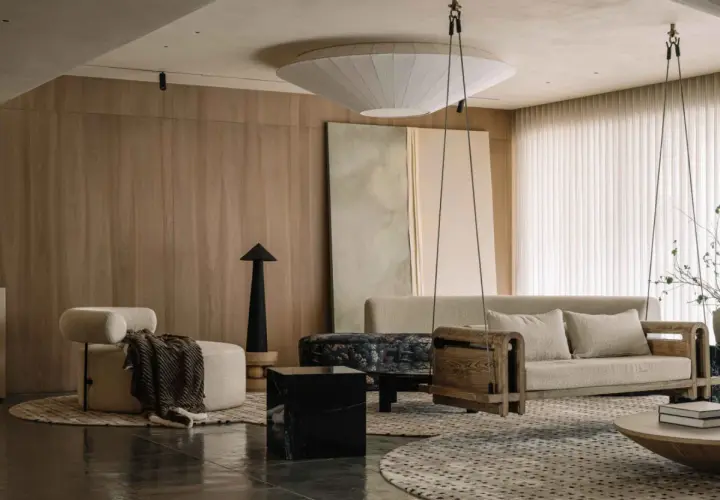 Salon moderne avec fauteuil cosy, canapé suspendu en bois, et une touche d'inspiration déco appartement dans des tons naturels.