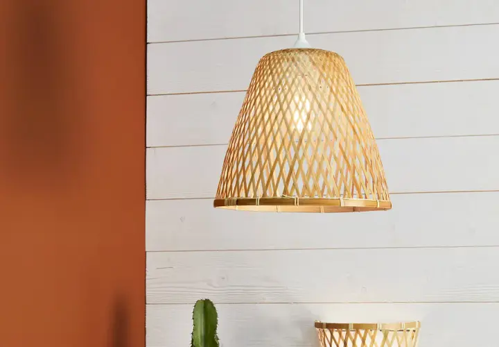 Un lustre pour couloir d'appartement en bambou tressé, apportant une touche naturelle et chaleureuse à votre intérieur.