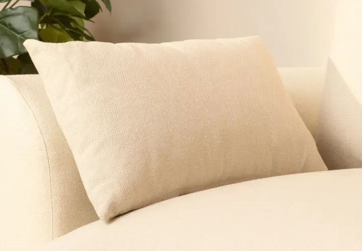 Un coussin beige texturé, de taille parfaite pour un canapé confortable, avec un logo "Marque Française" discret.
