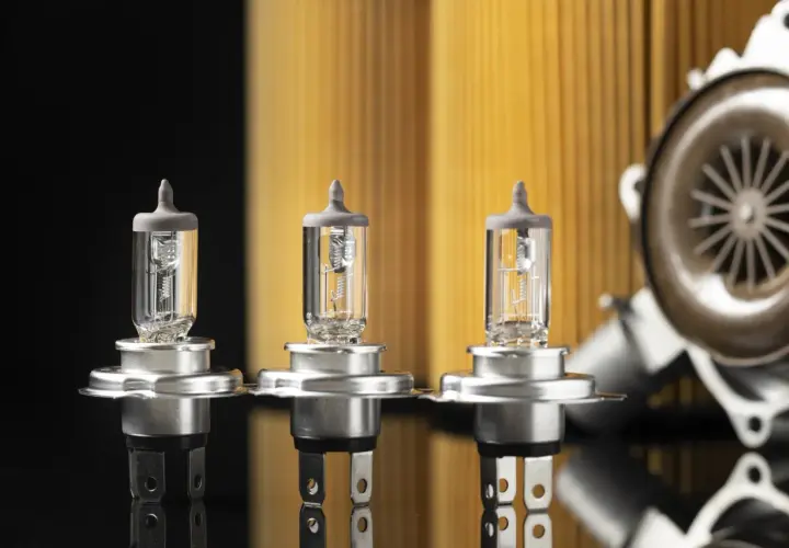 Trois ampoules pour changer l'applique murale ronde.