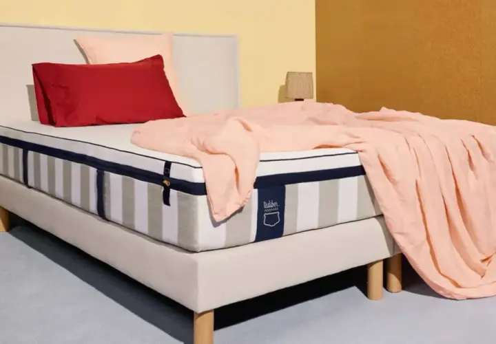 Un matelas à ressorts ensachés, avec sa couverture rose pâle, peut sembler idéal, mais il y a des inconvénients à considérer.