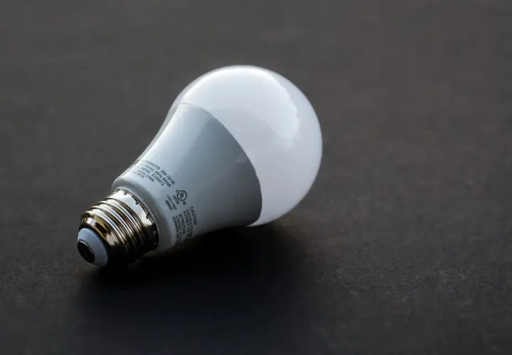 Ampoule LED blanche, douce et confortable pour les yeux, posée sur fond sombre.