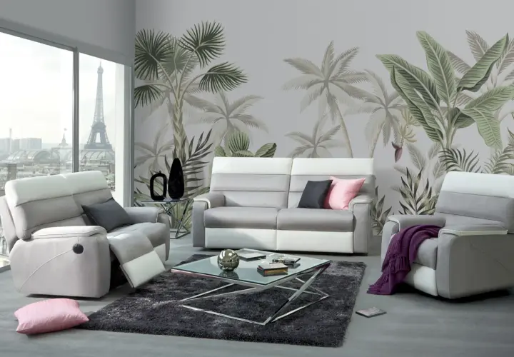 Un salon moderne avec un papier peint tropical, des fauteuils confortables et un canapé gris et blanc. La vue sur Paris ajoute une touche unique à cette deco sejour.