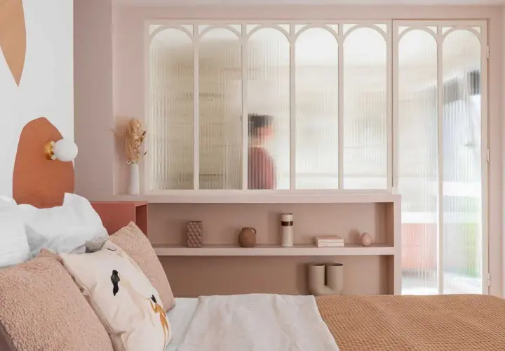 Idées pour comment décorer sa chambre : une chambre douce aux tons pastel, avec une tête de lit originale et des étagères décorées.