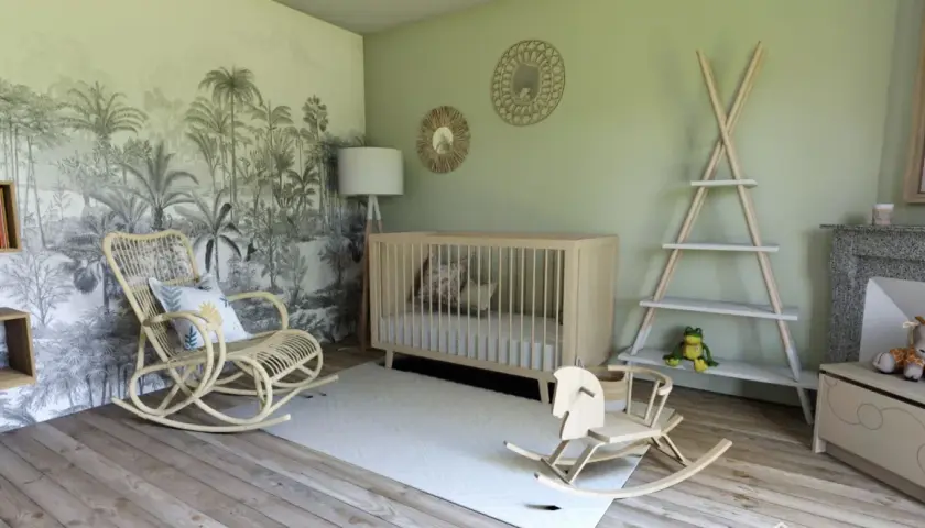 Une chambre bébé mixte avec un mur jungle, berceau en bois, fauteuil rotin, cheval à bascule. Une belle idée déco !