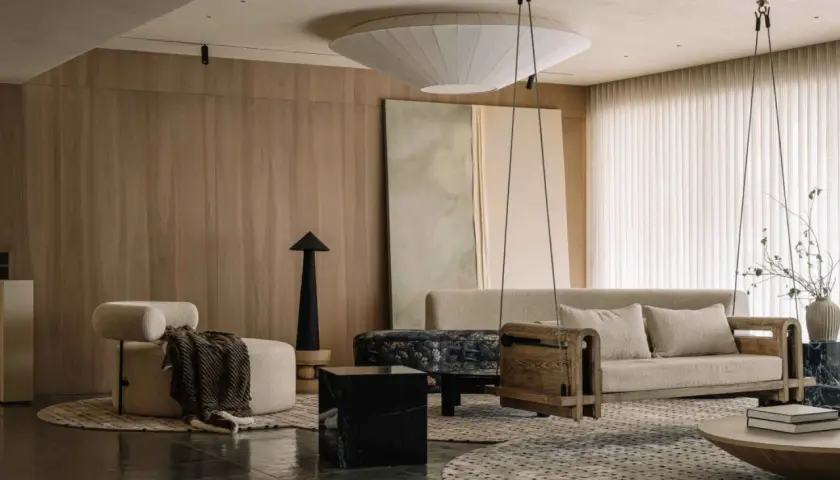 Salon moderne avec fauteuil cosy, canapé suspendu en bois, et une touche d'inspiration déco appartement dans des tons naturels.