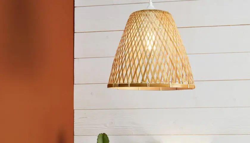 Un lustre pour couloir d'appartement en bambou tressé, apportant une touche naturelle et chaleureuse à votre intérieur.