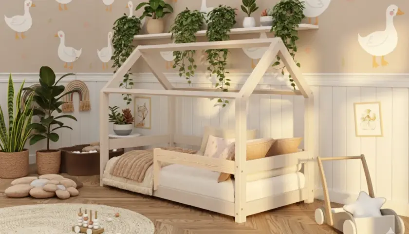 Chambre bébé paisible avec un lit en bois, des plantes vertes apportant une touche de nature et des décorations douces.