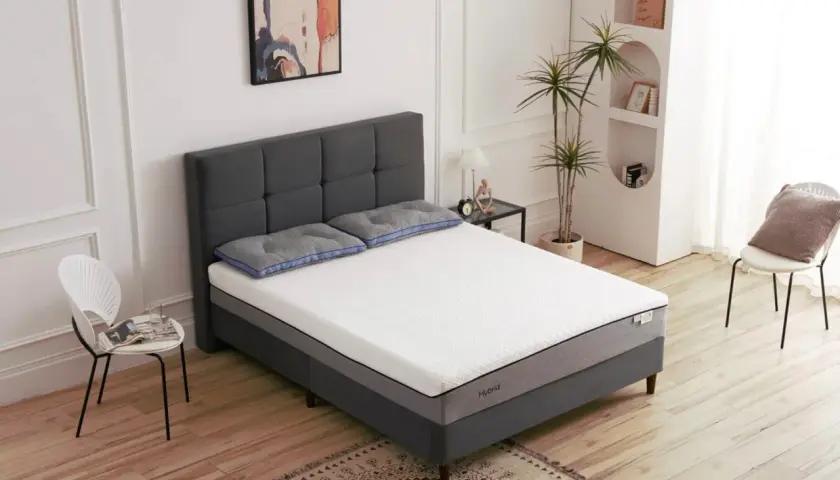 Un lit moderne avec un matelas hybride, idéal pour savoir quel sommier pour matelas hybride choisir.