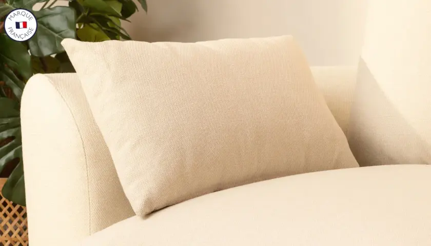 Un coussin beige texturé, de taille parfaite pour un canapé confortable, avec un logo "Marque Française" discret.