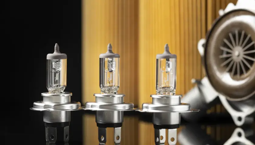 Trois ampoules pour changer l'applique murale ronde.