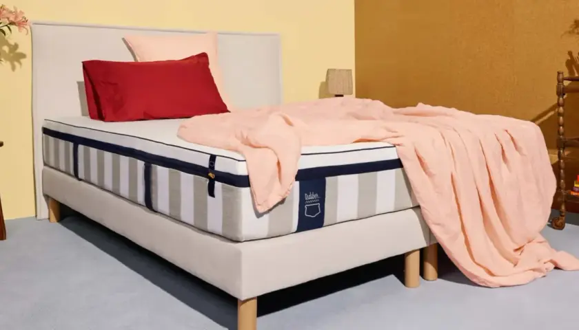 Un matelas à ressorts ensachés, avec sa couverture rose pâle, peut sembler idéal, mais il y a des inconvénients à considérer.