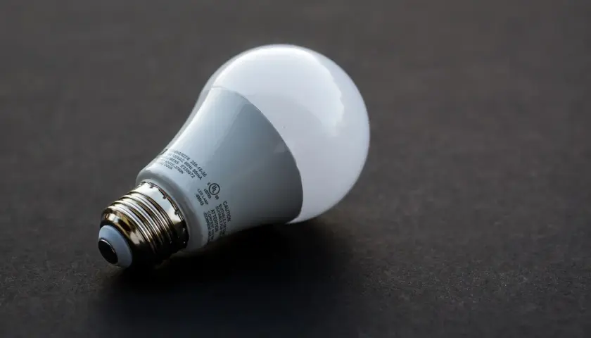 Ampoule LED blanche, douce et confortable pour les yeux, posée sur fond sombre.