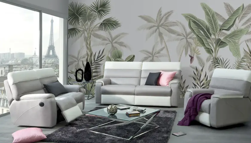 Un salon moderne avec un papier peint tropical, des fauteuils confortables et un canapé gris et blanc. La vue sur Paris ajoute une touche unique à cette deco sejour.