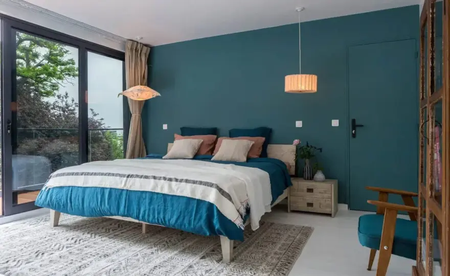 Chambre bleu nuit et bois - Le guide pour un espace parfait