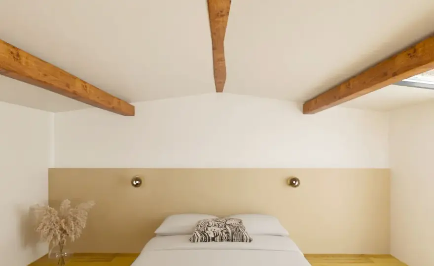 Peindre une chambre mansardée en 2 couleurs - Guide complet