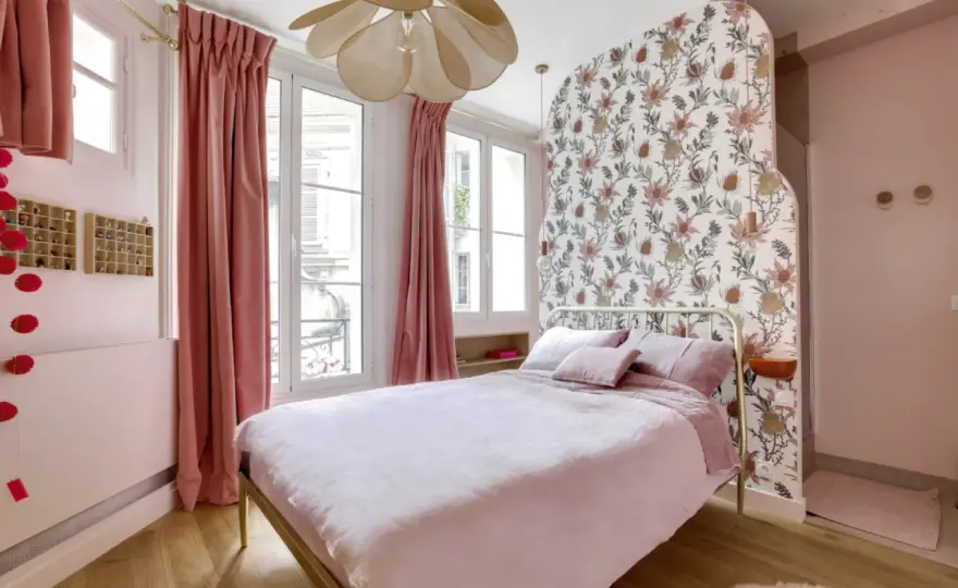 Chambre rose poudré et bois - L'équilibre parfait ?