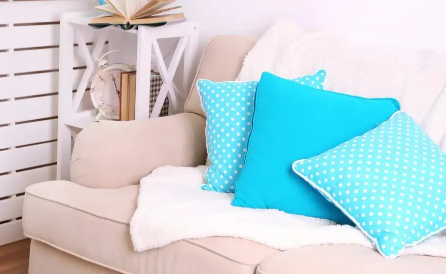 Plaid sur canapé - Les 4 placements élégants pour un salon cosy