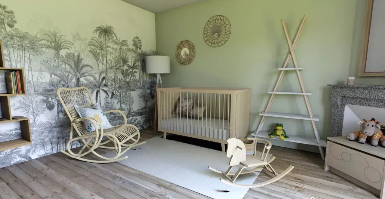 Une chambre bébé mixte avec un mur jungle, berceau en bois, fauteuil rotin, cheval à bascule. Une belle idée déco !