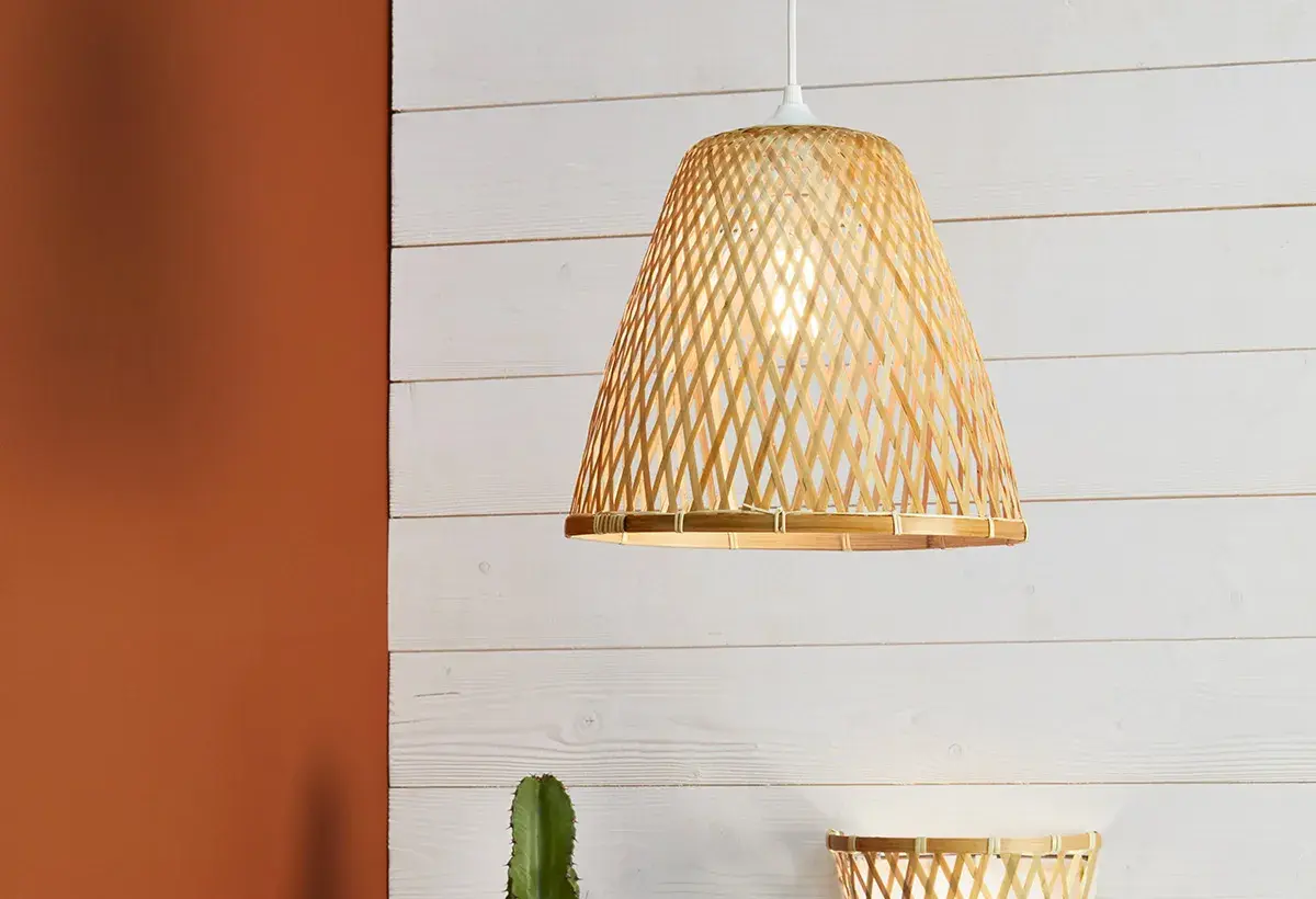 Un lustre pour couloir d'appartement en bambou tressé, apportant une touche naturelle et chaleureuse à votre intérieur.