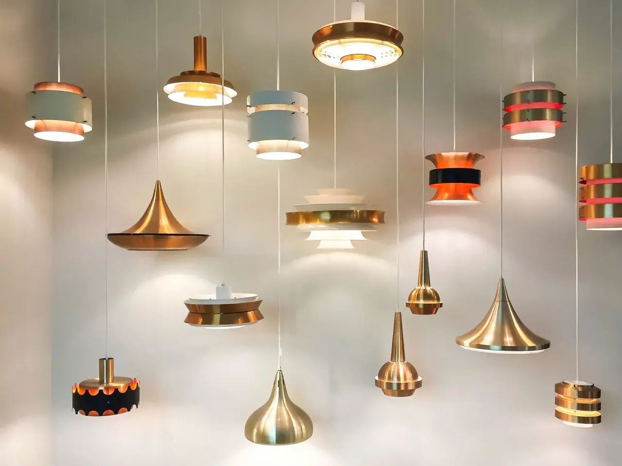 Collection de suspensions design, aux formes variées et aux matériaux nobles. Pourquoi LED ? Pour une lumière douce et chaleureuse.