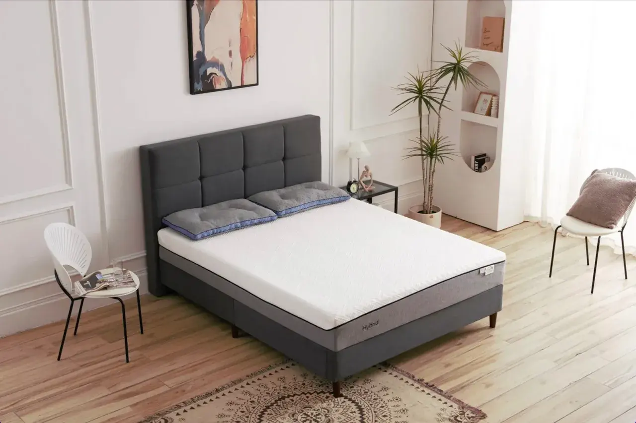 Un lit moderne avec un matelas hybride, idéal pour savoir quel sommier pour matelas hybride choisir.