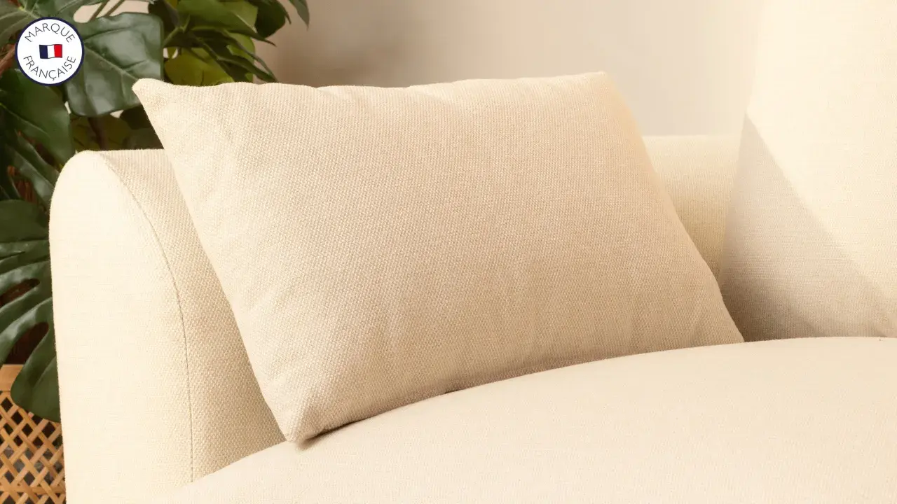 Un coussin beige texturé, de taille parfaite pour un canapé confortable, avec un logo "Marque Française" discret.