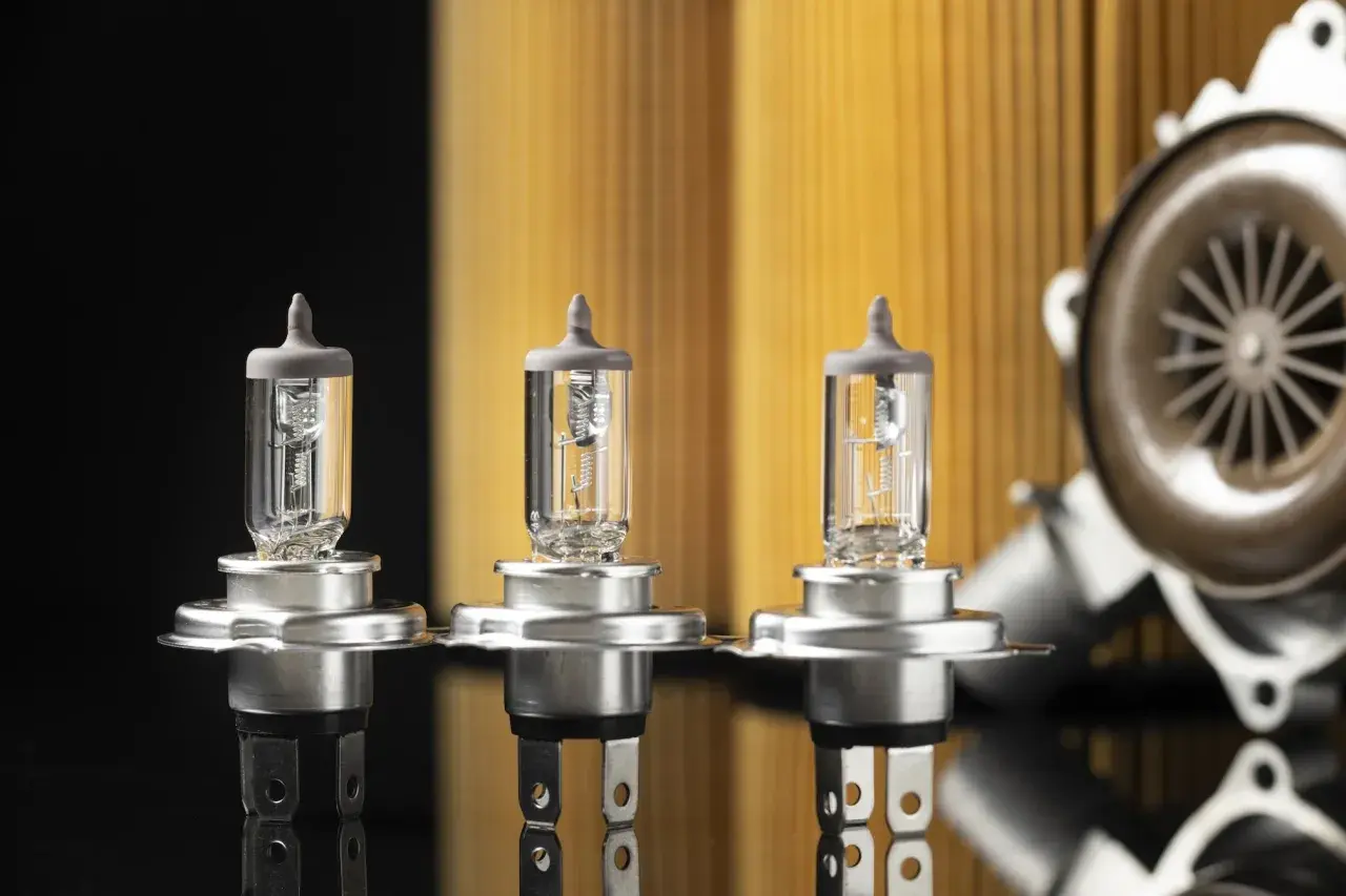 Trois ampoules pour changer l'applique murale ronde.