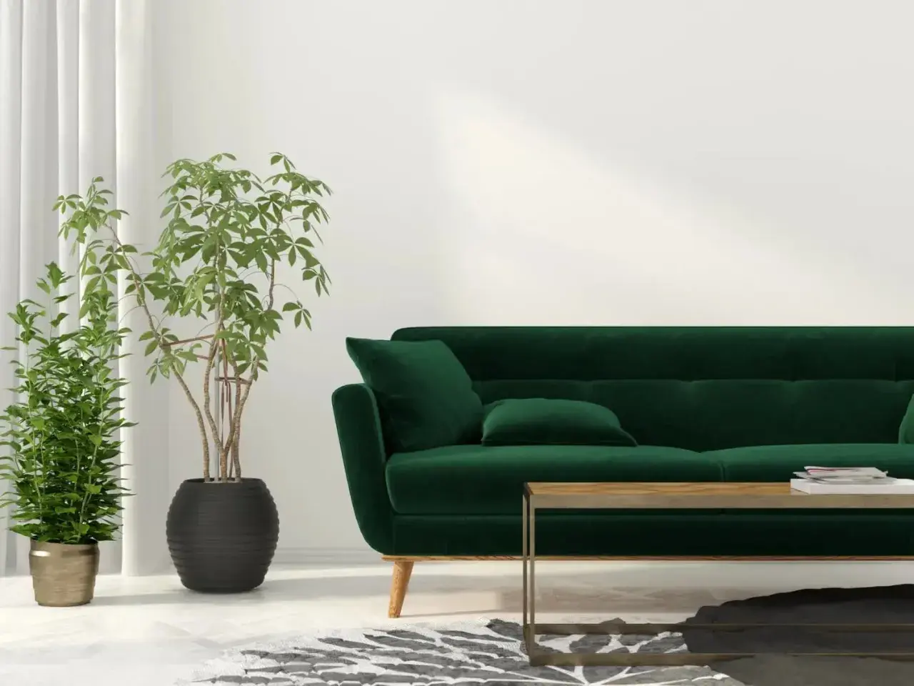 Un salon moderne avec un canapé vert profond. Des rideaux blancs et des plantes vertes apportent une touche de fraîcheur. Quelle couleur de rideaux avec un canapé vert ? Le blanc est un choix lumineux.
