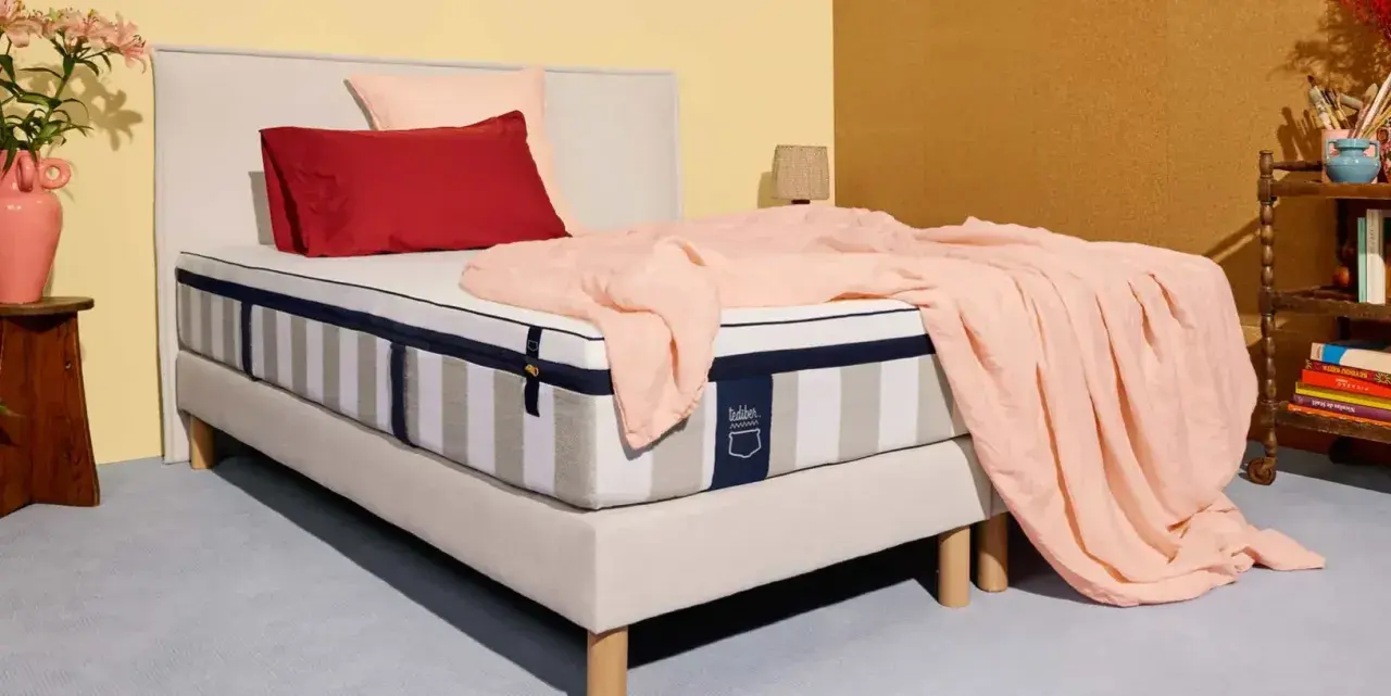 Un matelas à ressorts ensachés, avec sa couverture rose pâle, peut sembler idéal, mais il y a des inconvénients à considérer.