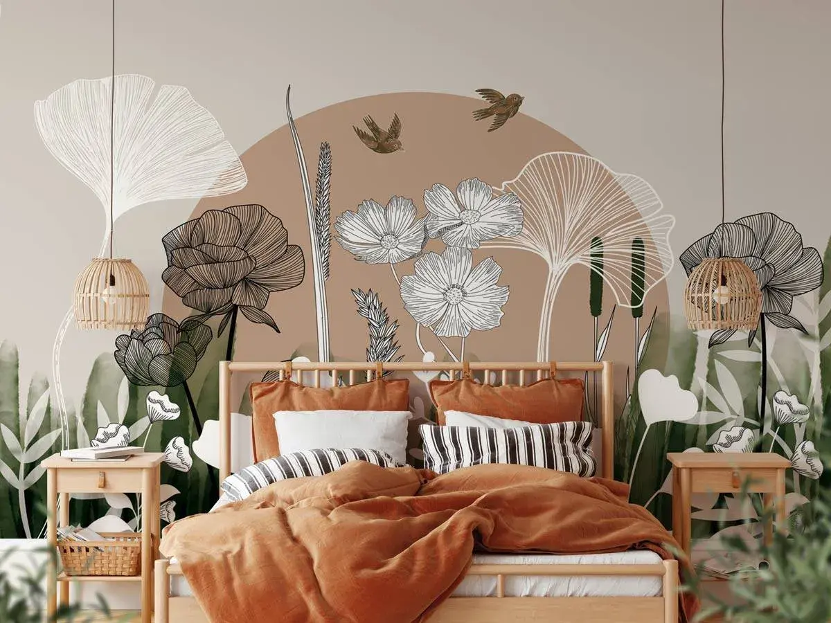 Une chambre romantique moderne avec une fresque murale botanique. Le lit est paré de linge de lit ocre et de coussins rayés.