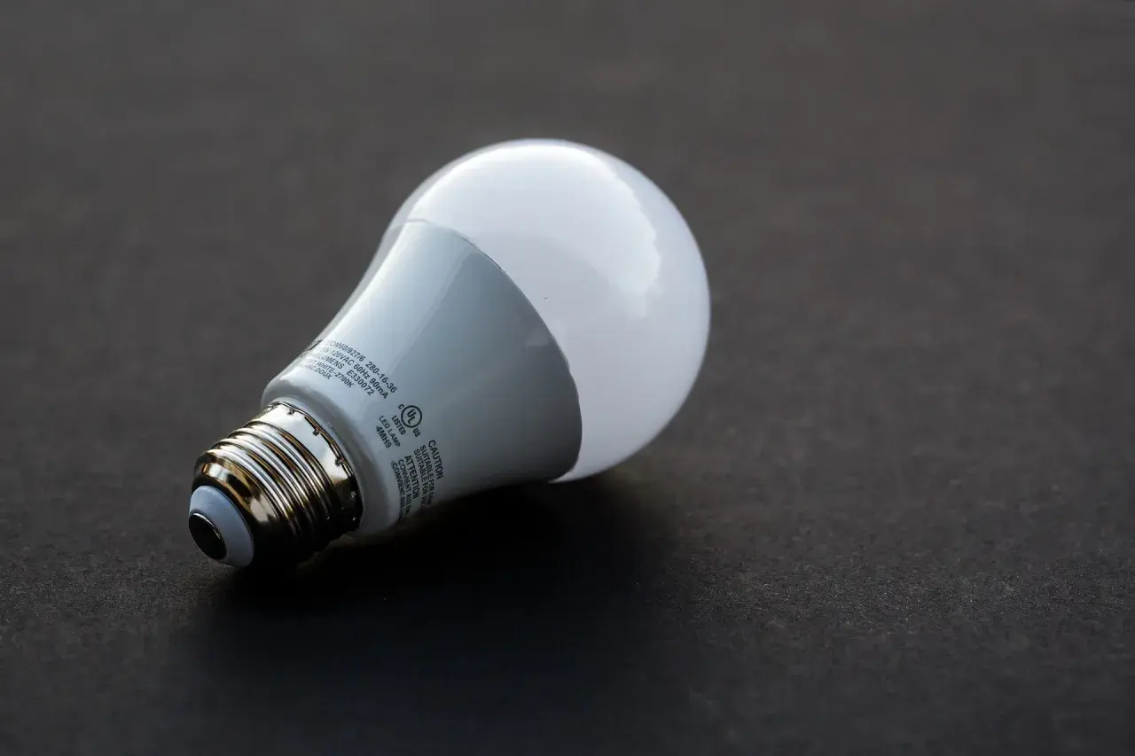 Ampoule LED blanche, douce et confortable pour les yeux, posée sur fond sombre.